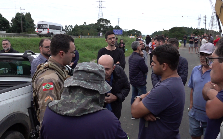 Prefeitos de Tubarão e Capivari de Baixo se pronunciam sobre abertura de canal para escoamento de água; VÍDEO