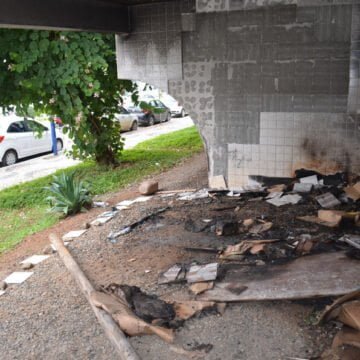 Fogo atinge fachada do Centro Municipal de Cultura, em Tubarão