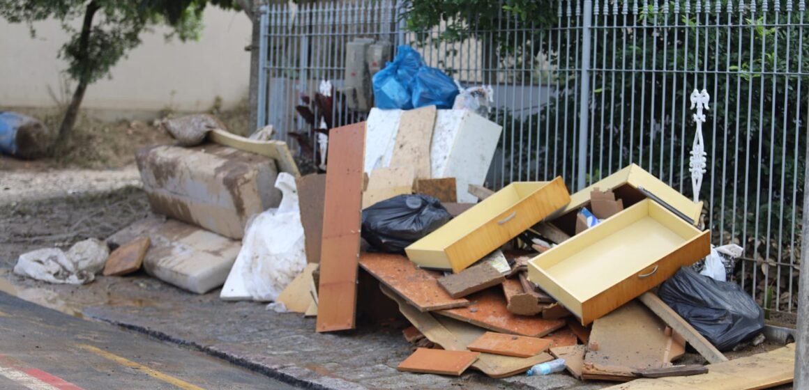 Entulhos em áreas atingidas pela enchente só são recolhidos com agendamento