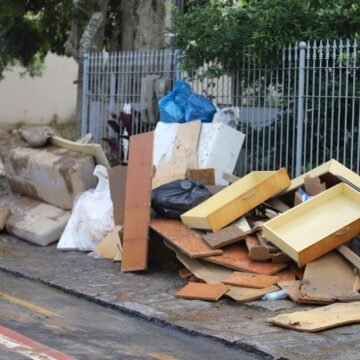 Entulhos em áreas atingidas pela enchente só são recolhidos com agendamento