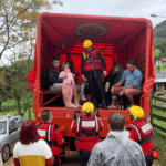Moradores são retirados de local alagado pelas chuvas em Gravatal