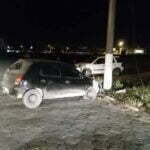 Motorista bate carro contra poste e causa rompimento da fiação