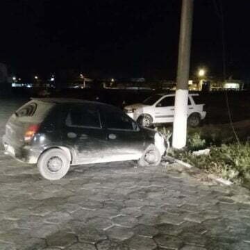 Motorista bate carro contra poste e causa rompimento da fiação