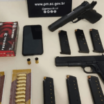 Motorista embriagado é preso com duas armas de fogo após atirar em via pública