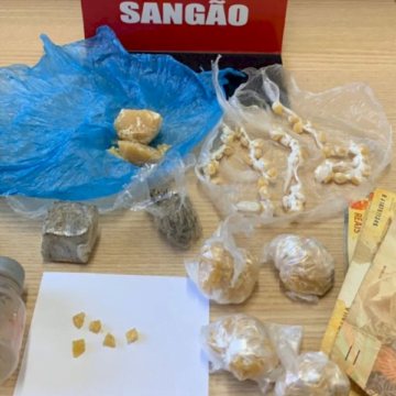 Polícia Civil faz prisões e apreensões por tráfico de drogas em Laguna e Sangão Polícia Civil faz prisões e apreensões por tráfico de drogas em Laguna e Sangão