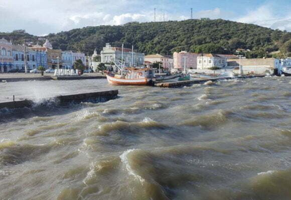 Ciclone subtropical Yakecan mantém previsão de ventos fortes e mar agitado para a região
