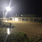 Treze detentos fogem durante transferência após presídio e penitenciária de Tubarão alagarem