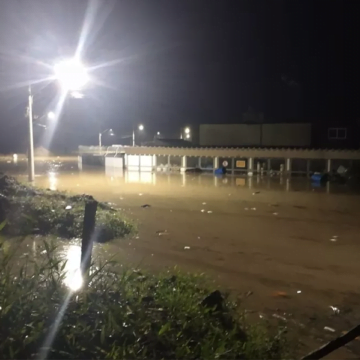 Treze detentos fogem durante transferência após presídio e penitenciária de Tubarão alagarem Treze detentos fogem durante transferência após presídio e penitenciária de Tubarão alagarem