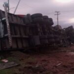 Carreta colide contra praça de pedágio e tomba às margens da BR-101, em Laguna