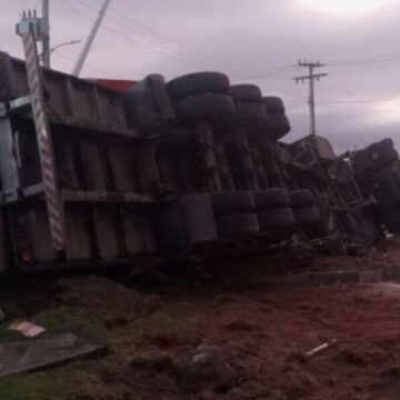 Carreta colide contra praça de pedágio e tomba às margens da BR-101, em Laguna