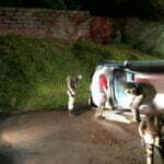 Carro fica lateralizado em subida depois de motorista perde o controle da direção