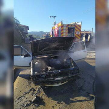 Carro fica parcialmente destruído por incêndio em São Martinho