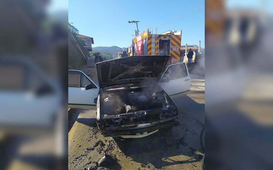 Carro fica parcialmente destruído por incêndio em São Martinho