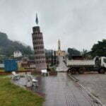 réplica da Torre de Pisa em Pedras Grandes