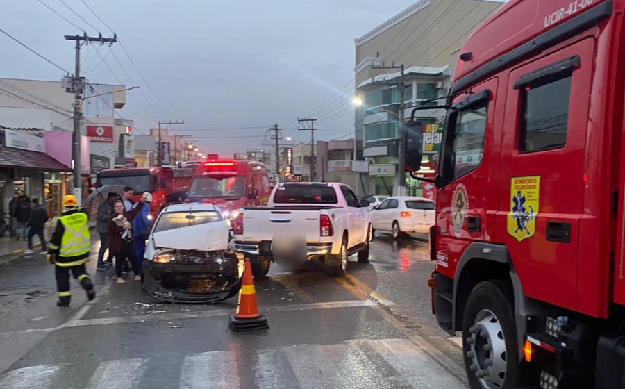 Motorista fica preso às ferragens em acidente no Centro de Jaguaruna