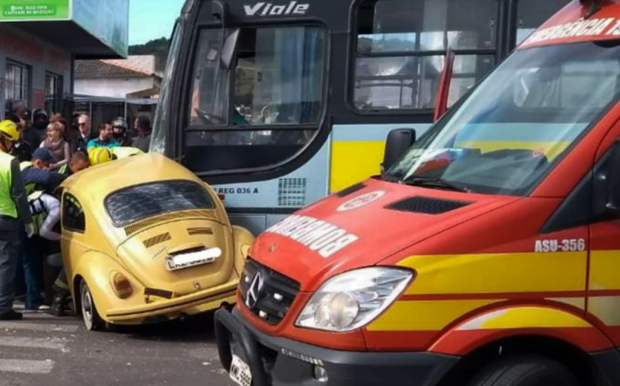 Acidente de trânsito entre fusca e ônibus escolar é registrado em Capivari de Baixo