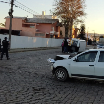 Van tomba após acidente de trânsito no Centro de Tubarão