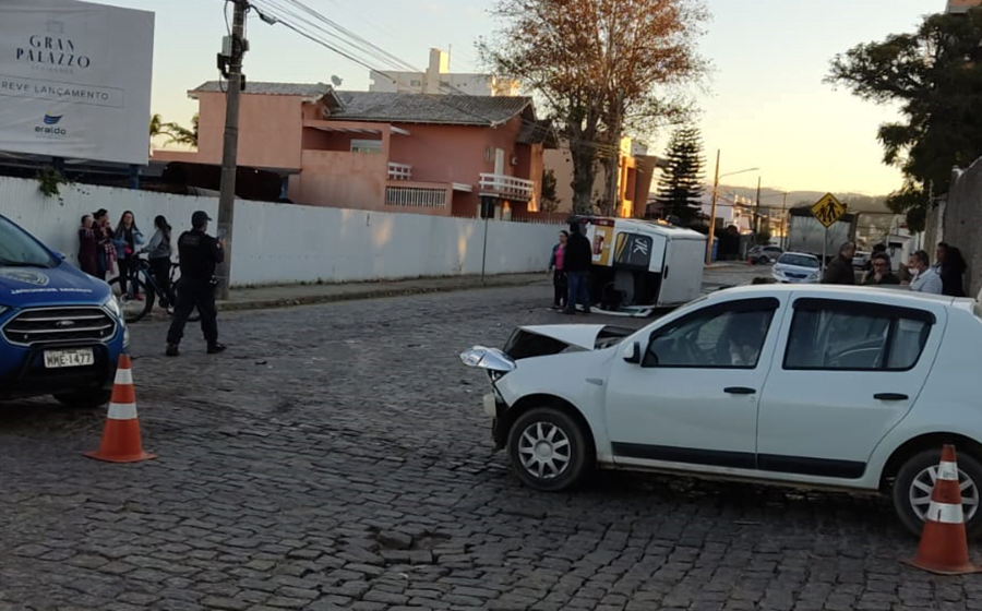 Van tomba após acidente de trânsito no Centro de Tubarão