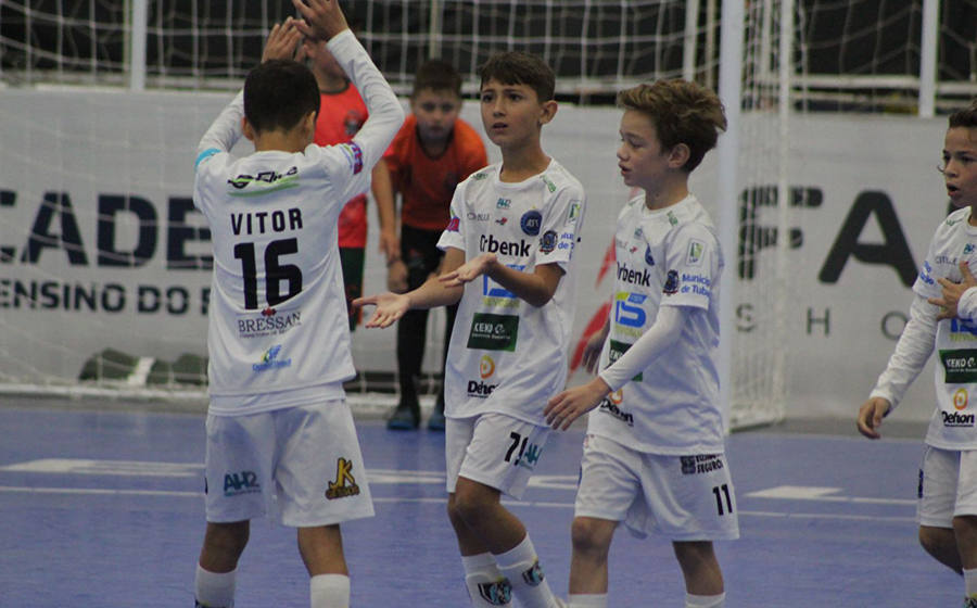 Base do Tubarão Futsal faz série de jogos em Capivari de Baixo