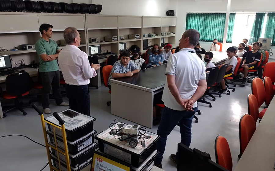 Alunos do ensino fundamental de Tubarão concluem curso de robótica Alunos do ensino fundamental de Tubarão concluem curso de robótica