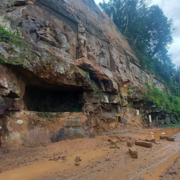 Rua das Esculturas do Paredão, em Orleans, é interditada após deslizamentos Rua das Esculturas do Paredão, em Orleans, é interditada após deslizamentos