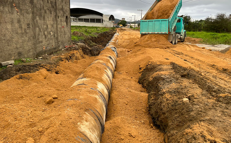 Rua Teodoto Tonon recebe sistema de drenagem para as obras de pavimentação asfáltica