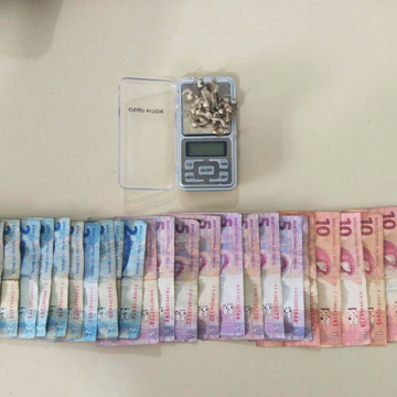 Casal é preso após cão farejador encontrar pedras de crack, em Tubarão Casal é preso após cão farejador encontrar pedras de crack, em Tubarão