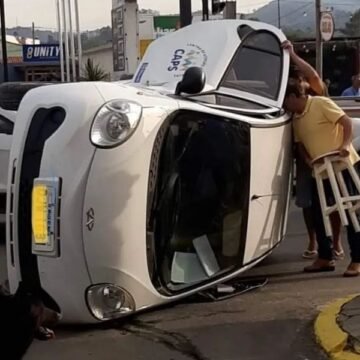 Carro capota após colisão lateral no Centro de Braço do Norte