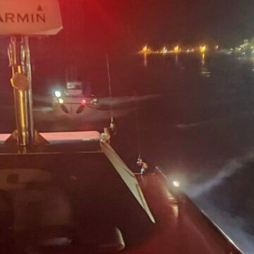 Embarcação pesqueira fica à deriva no mar e é resgatada pelos bombeiros