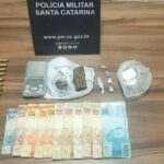 Homem usando tornozeleira eletrônica é preso com drogas e munições