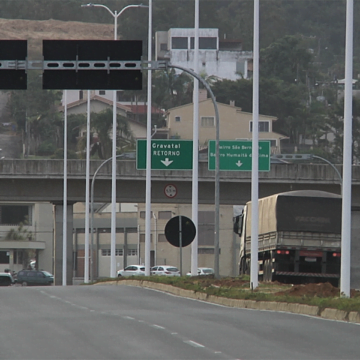 Postes de iluminação começam a ser colocados na rodovia Ivane Fretta, em Tubarão