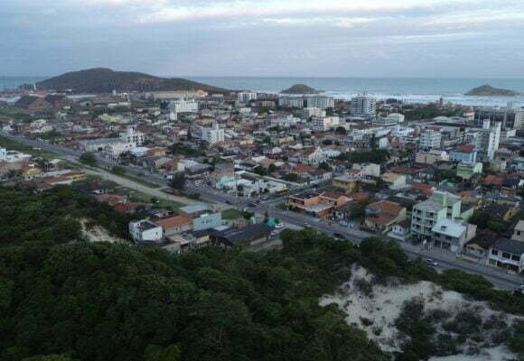 Donos de terrenos abandonados em Imbituba são notificados para realizarem limpeza