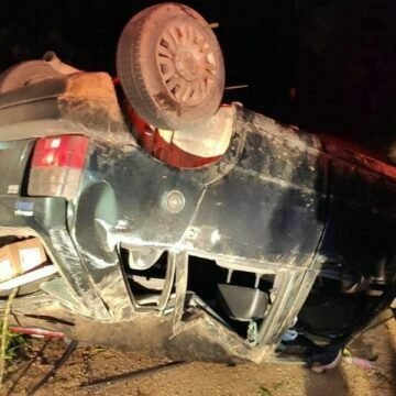 Jovem de 23 anos morre após ser arremessado para fora do carro em capotamento