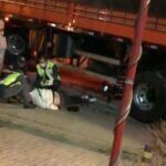 Motociclista fica ferido após ser cortado por carreta em Tubarão