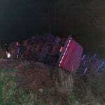 Motorista fica ferido após carreta sair da pista e tombar na BR-101 (1)