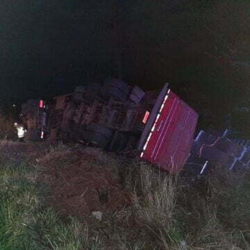 Motorista fica ferido após carreta sair da pista e tombar na BR-101