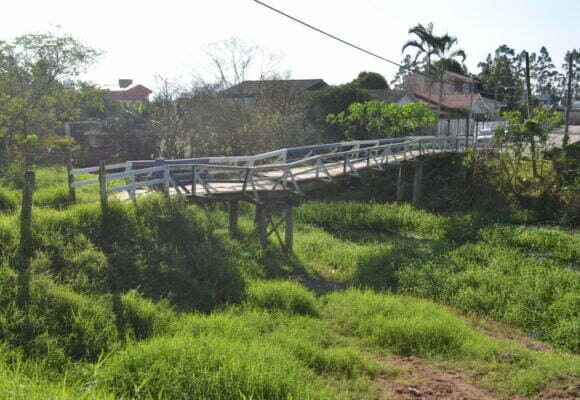 Ponte de madeira para pedestres e ciclistas é interditada e será reconstruída em Tubarão