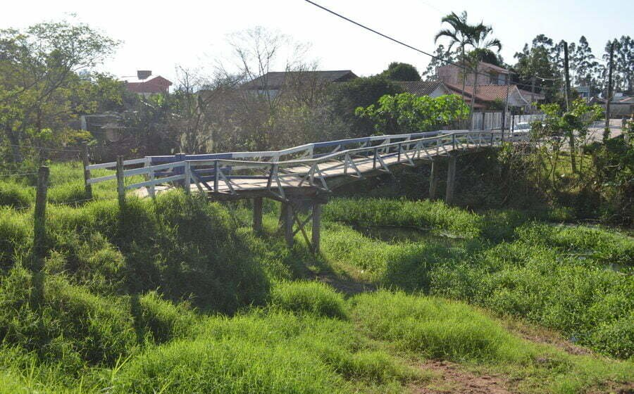 Ponte de madeira para pedestres e ciclistas é interditada e será reconstruída em Tubarão