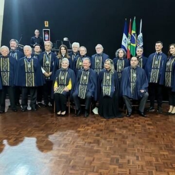 Quatro novos membros tomam posse na Academia Tubaronense de Letras