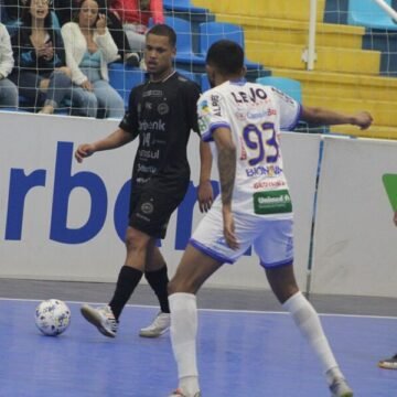 Tubarão Futsal empata com o Umuarama em jogo de duas viradas