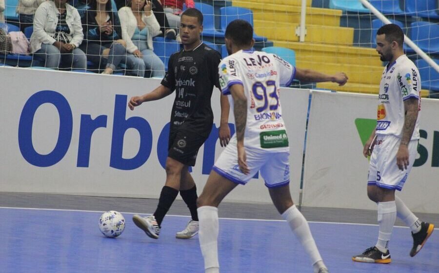 Tubarão Futsal empata com o Umuarama em jogo de duas viradas