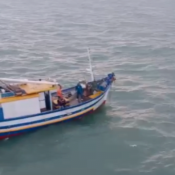 Pescador é resgatado após passar mal em alto mar, em Balneário Rincão
