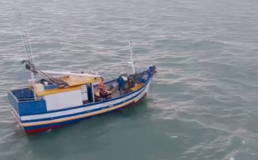 Pescador é resgatado após passar mal em alto mar, em Balneário Rincão