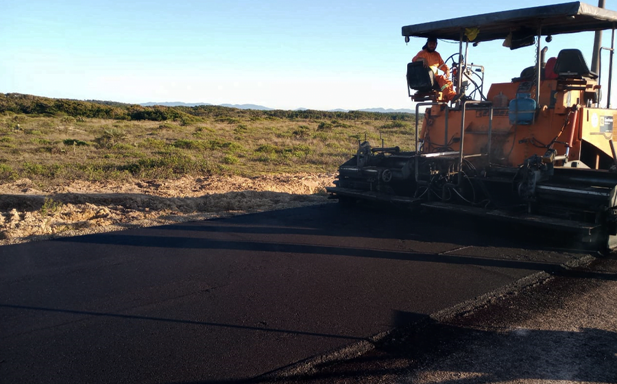 Estrada de acesso à Praia do Sol, em Laguna, começa a receber asfalto
