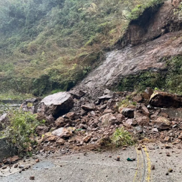 SC-390, na Serra do Rio do Rastro, é interditada após queda de barreira