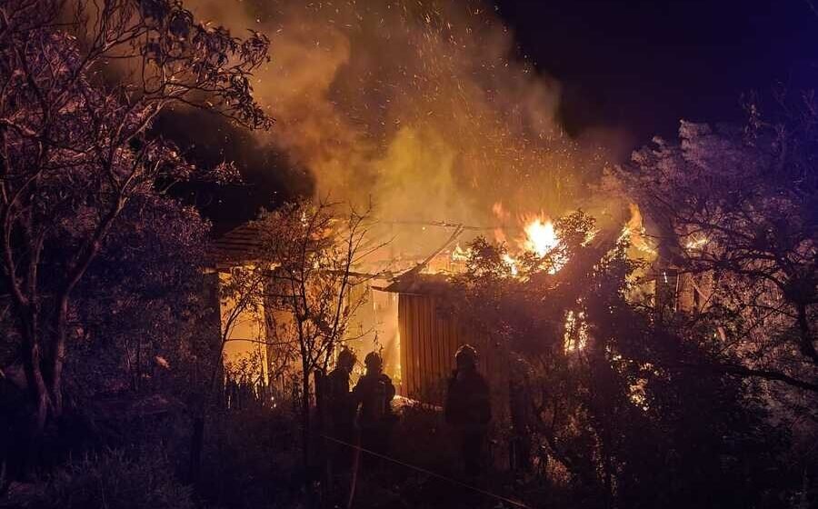 Casa é atingida por incêndio em Imaruí