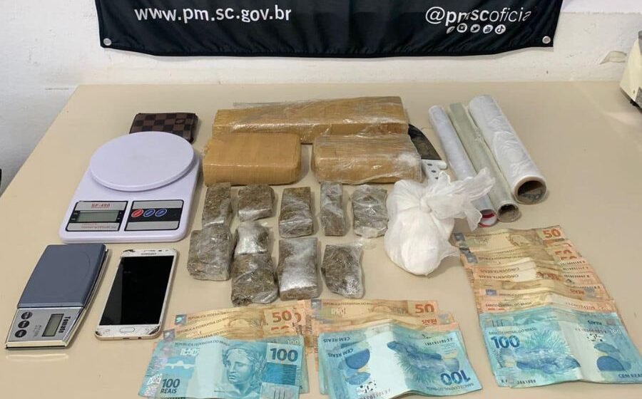 Dois homens são presos com quase 2,5 quilos de drogas e mais de R$ 4 mil em dinheiro