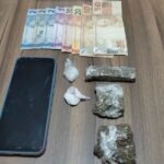 Dois homens são presos em flagrante vendendo drogas em Imbituba