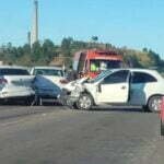 Engavetamento envolvendo três carros deixa um homem ferido na BR-101, em Capivari de Baixo
