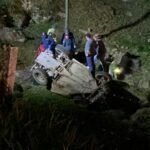 Gaiola com duas pessoas cai em barranco depois de sair da estrada, em São Ludgero